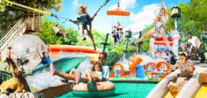 Familles s’amusant dans un parc d’attractions en plein air